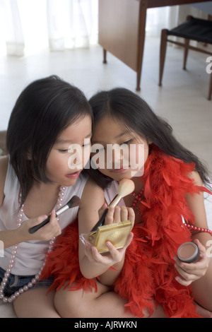 Zwei Schwestern Schminken Stockfoto