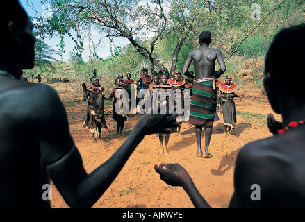 Pokot Männer springen hoch im Initiation Zeremonie Tanz, Kenia. Stockfoto