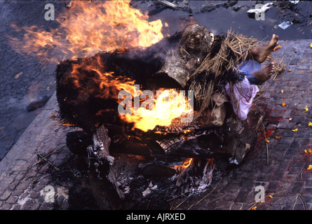 Öffentliche Verbrennung eines Mannes in Nepal. Stockfoto