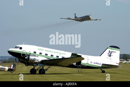 Douglas DC3 Dakota und Nimrod anzeigen in Duxford Stockfoto