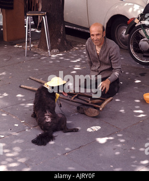 Ein Bettler bittet in einer Straße in Rom, Italien. Stockfoto