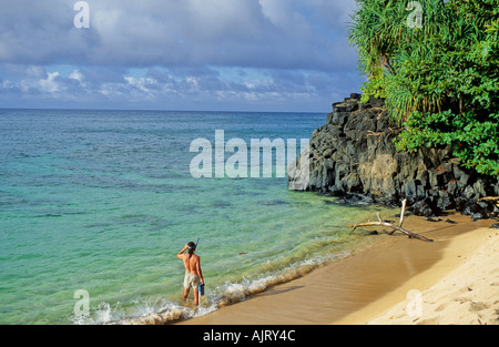 Schnorchler an Hideaways Strand Kauai Stockfoto