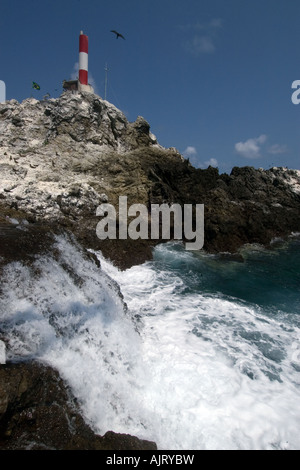 Meerwasser fließt und Leuchtturm St. Peter und St. Paul s rockt Atlantik Brasilien Stockfoto