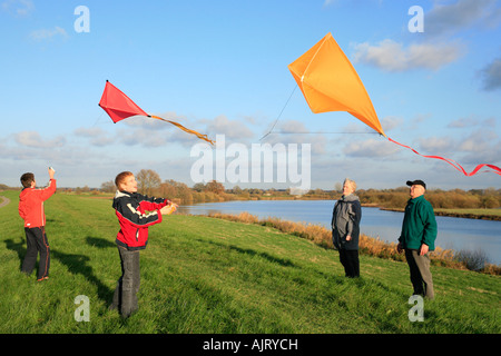 Großeltern und ihre Enkel sind Drachen zusammen fliegen. Stockfoto