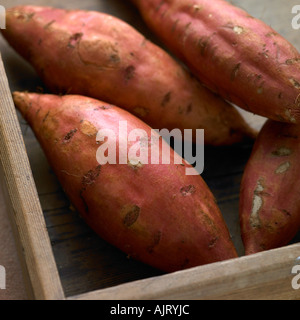 Süßkartoffeln in Holzkiste Stockfoto