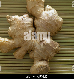 Ingwer auf Bambusmatte Stockfoto