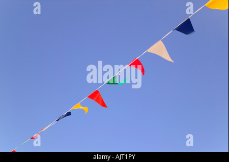 Bunte Girlanden Flaggen vor blauem Himmel Stockfoto