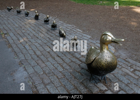 Statuen der Entenmutter und ihr Entenküken aus th Kinderbuch, "Make Way for Entenküken", in der Boston Public Graden, USA Stockfoto