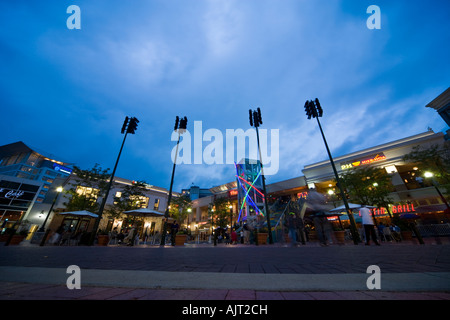 Silber Plaza Brunnen Silver Spring Maryland, einem Vorort von Washington DC US USA. In der Abenddämmerung ein blauer Himmel blickte. Stockfoto