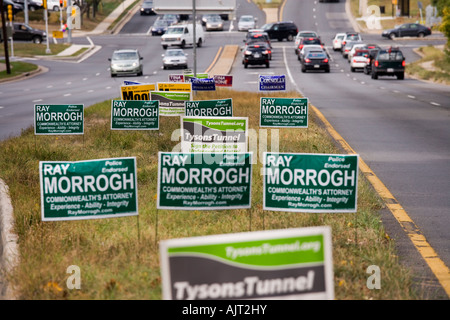 Poster auf Leesburg Pike für die Kommunalwahlen in Tysons Corner Fairfax County, Virginia in der Nähe von Washington DC Stockfoto