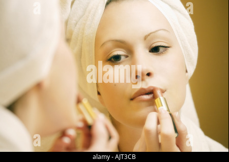 Frau Auftragen von Lippenstift Stockfoto