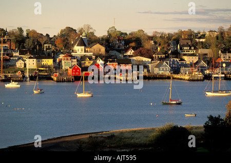 Panoramablick von Lunenburg im Herbst mit bunten Segelbooten in der Bucht. Nova Scotia, Kanada Stockfoto