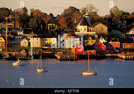 Panoramablick von Lunenburg Waterfront im Herbst mit bunten Boote in der Bucht. Nova Scotia, Kanada Stockfoto