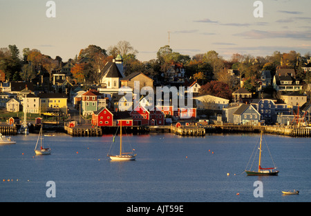 Panoramablick von Lunenburg Hafenviertel im Herbst und bunte Segelboote in der Bucht. Nova Scotia, Kanada Stockfoto