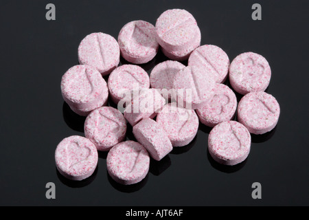 Rosa farbigen Ecstasy Tablette illegale Drogen Pillen Stockfoto