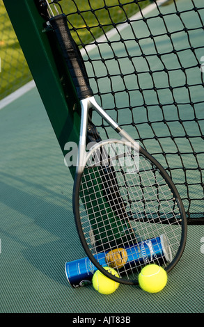 Tennisschläger Hofbällen und net Stockfoto