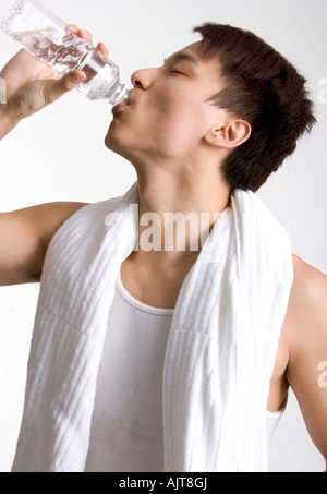 Junger Mann Trinkwasser aus einer Wasserflasche Stockfoto