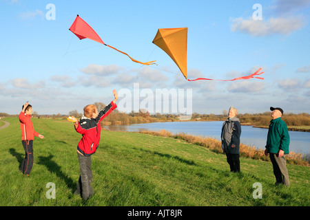 Großeltern und ihre Enkel sind Drachen zusammen fliegen. Stockfoto