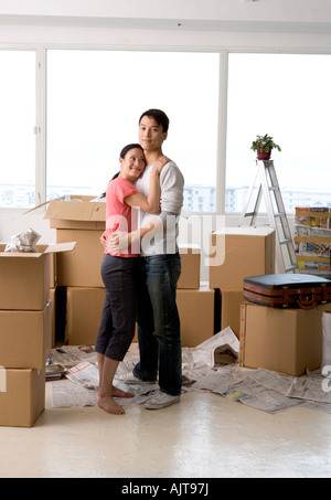 Junges Paar, umarmen einander und lächelnd Stockfoto