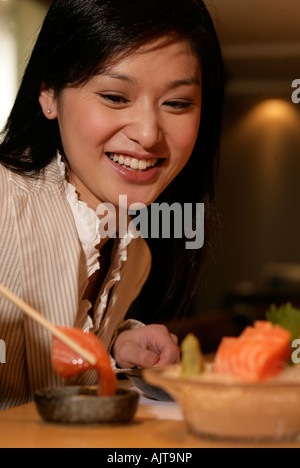 Geschäftsfrau, Sushi mit Stäbchen zu essen Stockfoto