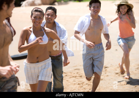 Junger Mann mit seinen Freunden am Strand Stockfoto