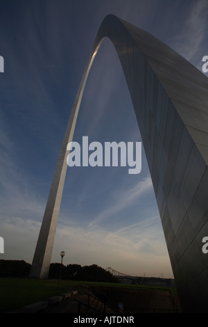 Der Gateway Arch in St. Louis, MO dramatische Beleuchtung, Anzeigen in den Osten, Licht des frühen Morgens.  Gute Negativraum für Kopie. Stockfoto