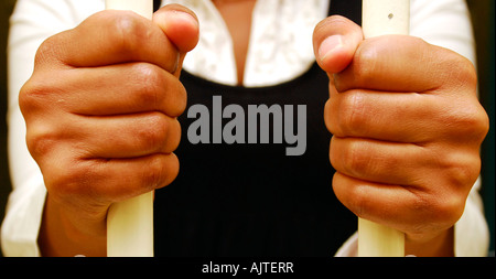 Afro-Karibische Frau in den Zellen am West London Magistrates Court, Hammersmith, London, UK. Stockfoto