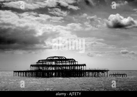 Bleibt der Brighton Pier stehen gelassen im Meer mit dunklen Wolken, West Pier von Brighton, England, UK Stockfoto