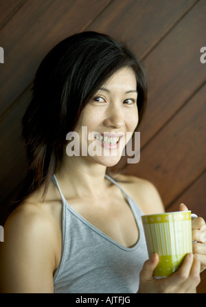 Porträt einer Mitte Erwachsene Frau mit einer Kaffeetasse Stockfoto