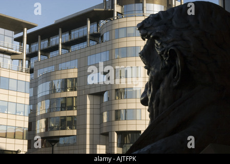 Statue von Sir John Barbirolli übersieht Barbirolli Square Manchester aus der Bridgewater Hall Stockfoto