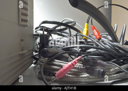 Eine Gruppe von staubigen unordentlichen alten Computer Kabel sitzen neben einem Computer Drucker unorganisiert Stockfoto