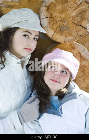 Zwei junge Freunde, Lächeln, Kappen tragen. ein Blick in die Kamera, Porträt Stockfoto