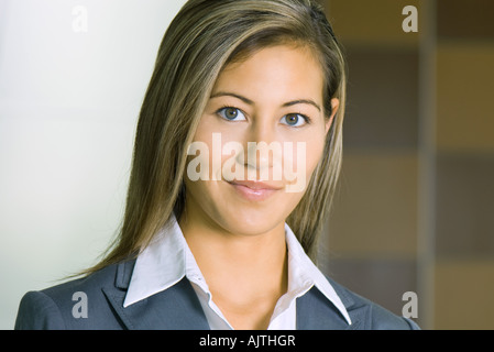 Junge Geschäftsfrau lächelnd in die Kamera, Porträt Stockfoto