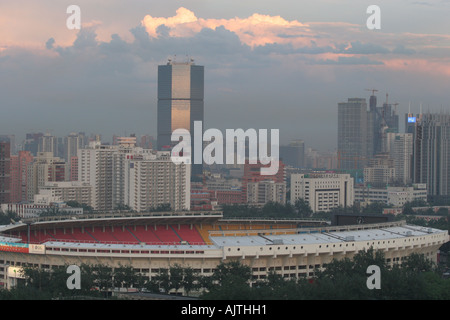 Sonnenuntergang über der CBD im Zentrum Pekings, mit dem Arbeiterstadion im Vordergrund. Stockfoto