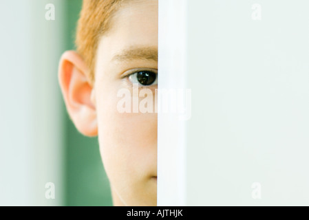 Junge spähen in die Kamera, beschnitten, Porträt Stockfoto