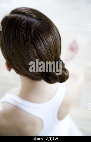 Brünette Frau trägt Haare im Dutt, Rückansicht Stockfoto