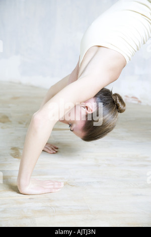 Verkürzten Blick auf Frau Backbend, Hüfte aufwärts zu tun Stockfoto