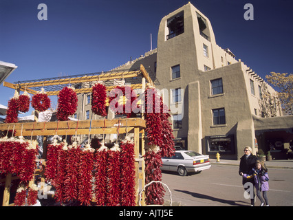 Chili-Pfeffer Ristras Stringsat Straße stehen, La Fonda Hotel, Santa Fe, New Mexico, USA Stockfoto