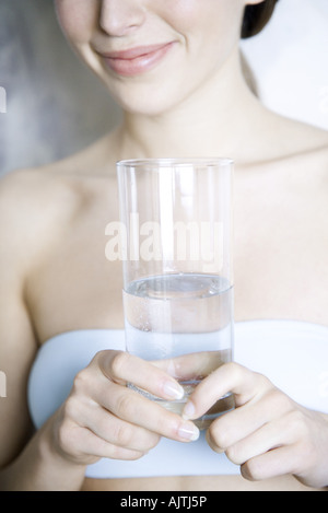 Beschnitten, Blick auf Frau mit Glas Wasser, Lächeln Stockfoto