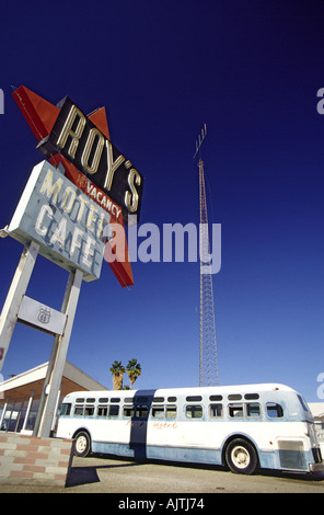 Historische Motel Zeichen, alte Bus auf Route 66, Mojave Trails National Monument, Amboy, Kalifornien, USA Stockfoto