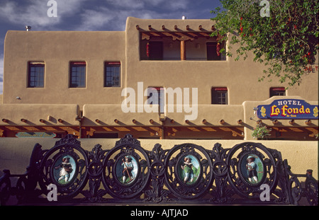 Schmiedeeisen Bank, Hotel La Fonda im Plaza in Taos, New Mexico, USA Stockfoto