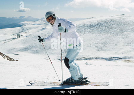 Junge Skifahrer lächelnd in die Kamera, in voller Länge portrait Stockfoto