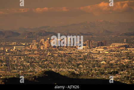 Phönix aus Dobbins Lookout in South Mountain Park bei Sonnenuntergang, Phoenix, Arizona, USA Stockfoto