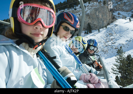 Junge Skifahrer am Sessellift, lächelnd in die Kamera Stockfoto
