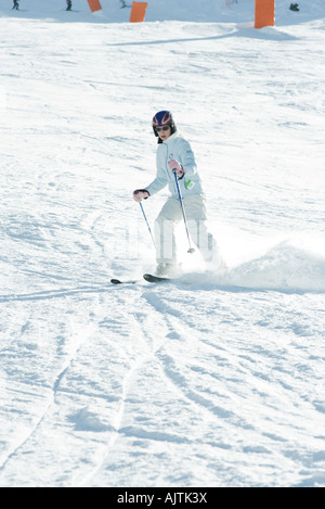 Teenager-Mädchen Skifahren auf der Piste, in voller Länge Stockfoto