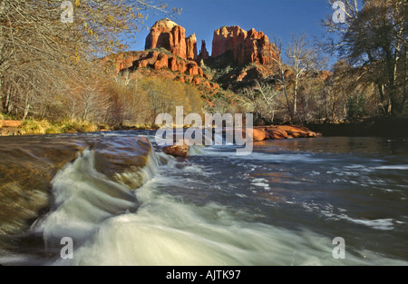 Cathedral Rock über den Oak Creek bei Sonnenuntergang, Sedona, Arizona, USA Stockfoto
