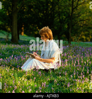 Handwerk Cheshire Poynton Künstler Skizzieren in Bluebell Wiese Stockfoto