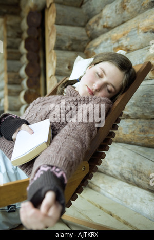 Teengirl in Winterkleidung, einschlafen Buch mit gedrückter Stockfoto