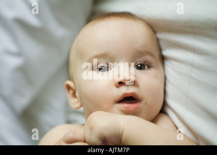 Baby im Bett, Kopf und Schultern, close-up Stockfoto