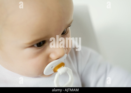 Baby mit Schnuller im Mund, Nahaufnahme Stockfoto